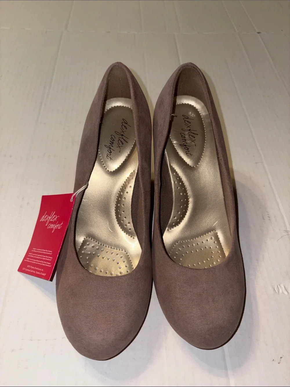 New with tag dexflex comfort light tan suede 3 inch heels size 6 1/2 W